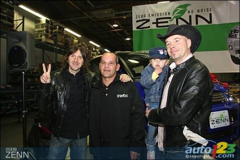 Le chanteur Sébastien Plante (g.) et le bassiste Stéphane Dussault (d.) du groupe rock québécois « Les Respectables » ont assisté à la cérémonie. On les aperçoit en compagnie de Gilles Allard, vice-président aux Opérations de ZENN. « Tu es toujours une célébrité quand tu conduis une ZENN ! », nous a dit M. Allard en riant au moment de prendre cette photo !