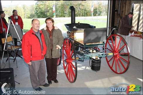 Serge Ouellette, technicien en conservation, et Suzanne Beauvais, conservatrice adjointe (Transports) duMusée des sciences et de la technologie du Canada, avec laTaylor 1867.