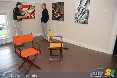 Alain Lévesque (g.), peintre,s'entretien avec notre journaliste, Luc Gagné.