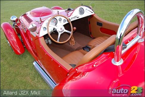 Aussi soigné que le châssis ou la carrosserie, l'habitacle de l'Allard J2X nous ramène à la belle époque des tableaux de bord dignes des meilleurs orfèvres.