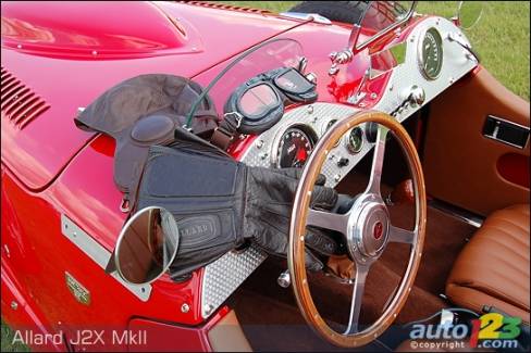 Aussi beaux soient-ils, les petits pare-brise style « Brooklands » ne vous protègeront pas du vent quand vous roulez. Le casque en cuir, les lunettes et les gants d'époque signés Allard sont des « must ». Et puis, quelle allure!