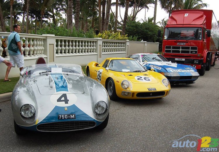 Three "latinos" brought in by a Fiat Iveco transporter: 1955 Monza, 1965 250/275 LM and 1972 365 GTB/4 C.