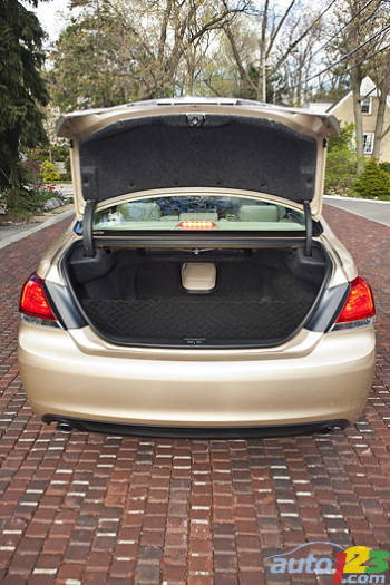 Photo: Charles Renny/Auto123.com, Toyota