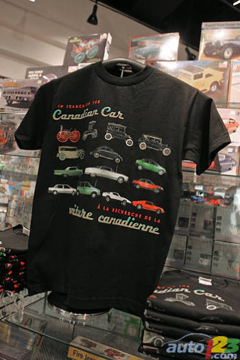 La boutique du MSTC propose une gamme de souvenirs reliés à l'exposition sur la voiture canadienne. (Photo: Luc Gagné/Auto123.com)