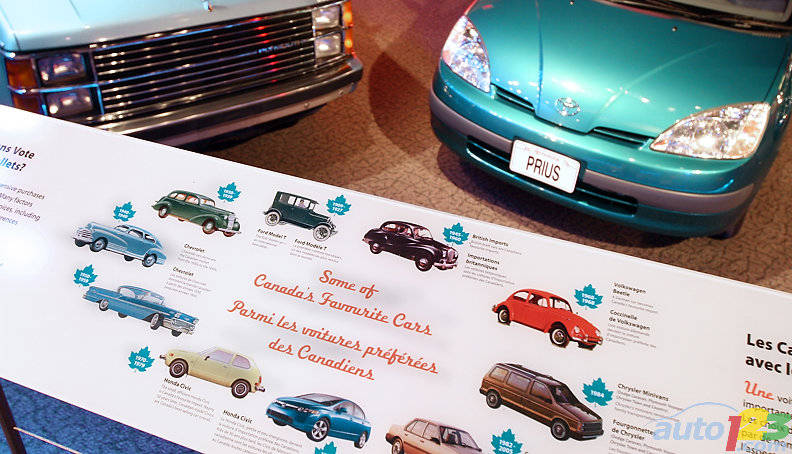 À travers l'exposition, plusieurs affiches suggèrent des pistes de solutions à la thématique de base: ce qui rend une voiture « canadienne ». Ici, un panneau décrit des véhicules populaires au Canada à différentes époques.(Photo: Luc Gagné/Auto123.com)