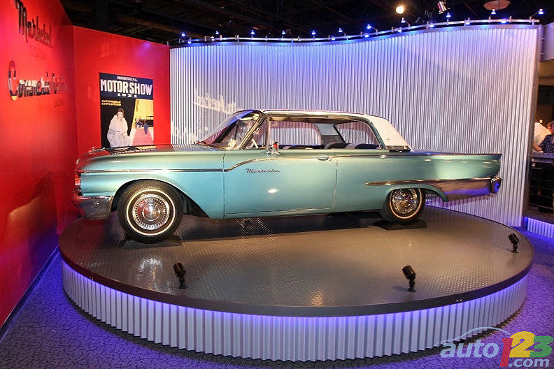 1961 Meteor Montcalm. In those years, the name Meteor designated a brand of cars sold exclusively by the Canadian Ford dealers. They were essentially clones of Mercury models with some aesthetic differences. (Photo: Luc Gagné/Auto123.com)