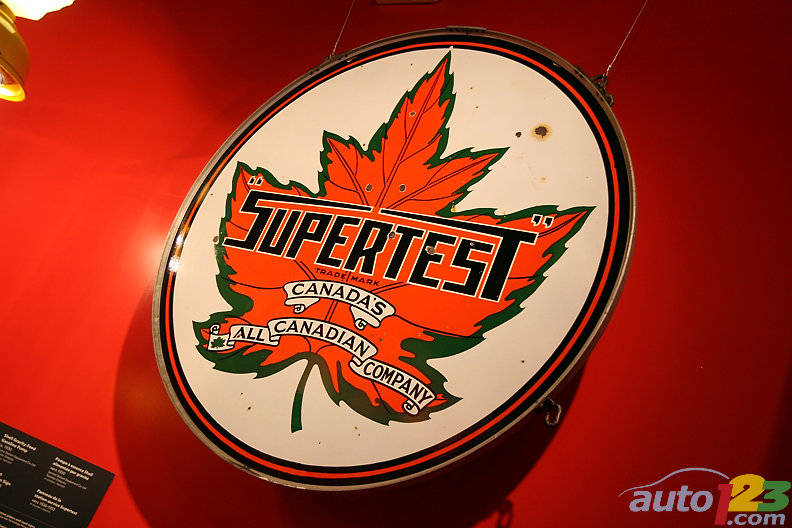 Enameled metallic sign from a Supertest gas station. (Photo: Luc Gagné/Auto123.com)