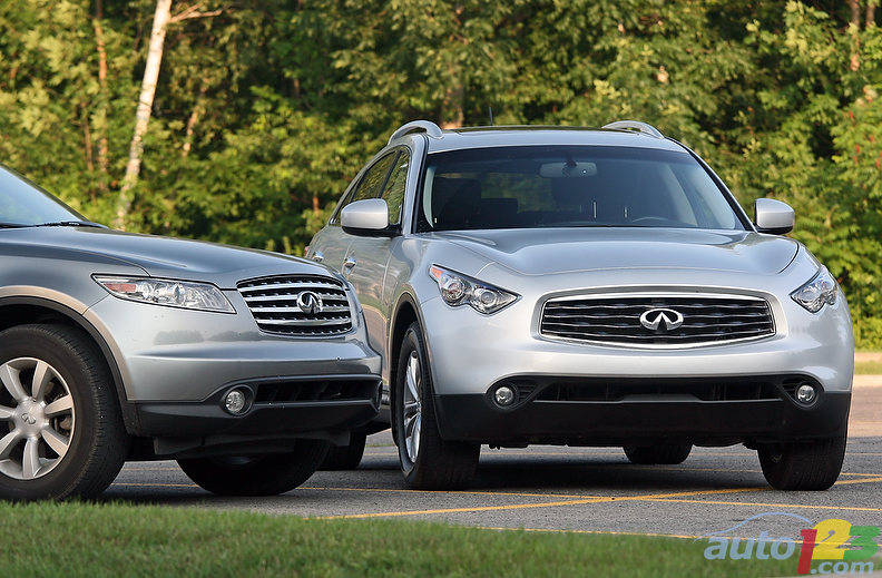 The two generations of Infiniti's "Bionic Cheetah" are seen together, with the older one (2003-08) on the left. (Photo: Luc Gagné/Auto123.com)
