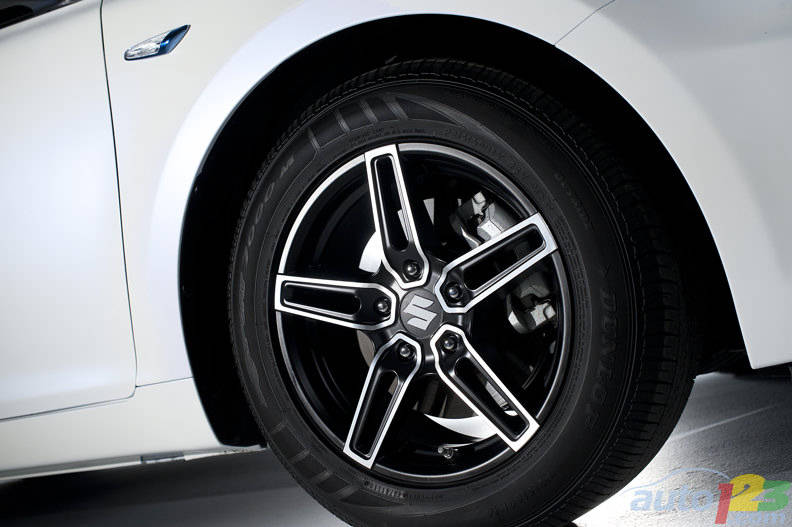 Suzuki Kizashi EcoCharge Concept (Photo: Suzuki)