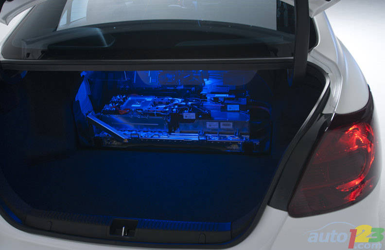 Suzuki Kizashi EcoCharge Concept (Photo: Suzuki)