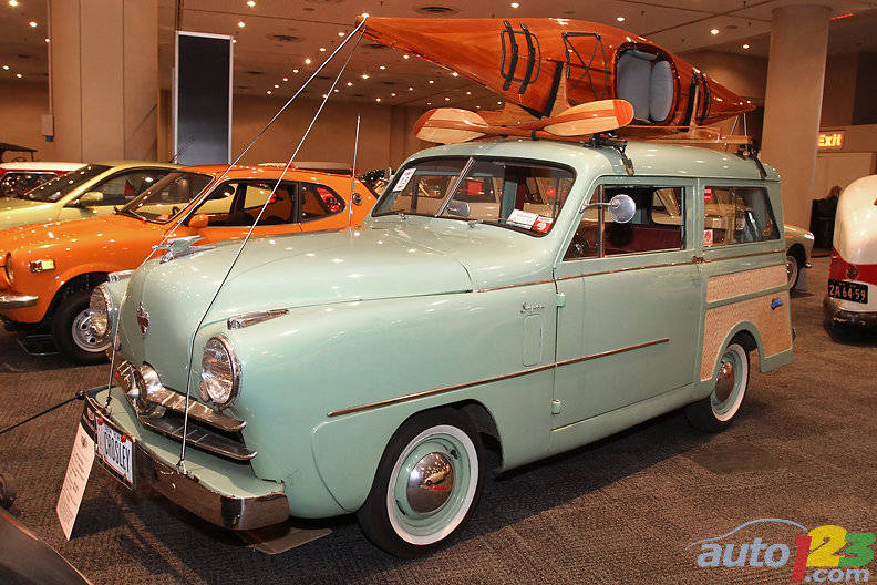 De conception américaine, la Crosley a été produite de 1946 à 1952 par Powell Crosley Jr., un homme d'affaires de Cincinnati qui avait fait fortune dans le commerce des électroménagers. Reproduisant en miniature l'allure des grandes américaines de l'époque, la Crosley était animée par un 4-cylindres de 721cc produisant 27 chevaux. Cette voiture à 4 places pesait 524 kilos. (Photo: Luc Gagné/Auto123.com)