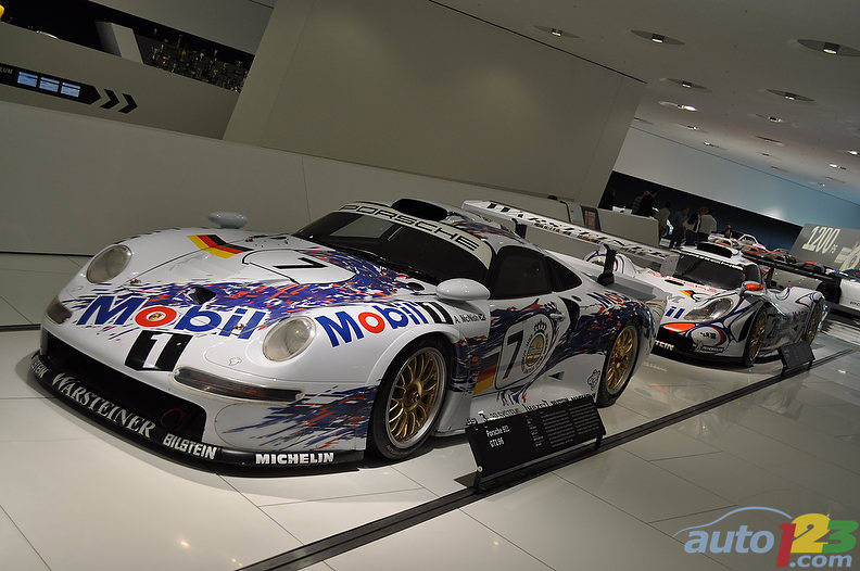 1996 911 GTI and 1998 911 GT1 (Photo: Mathieu St-Pierre/Auto123.com)