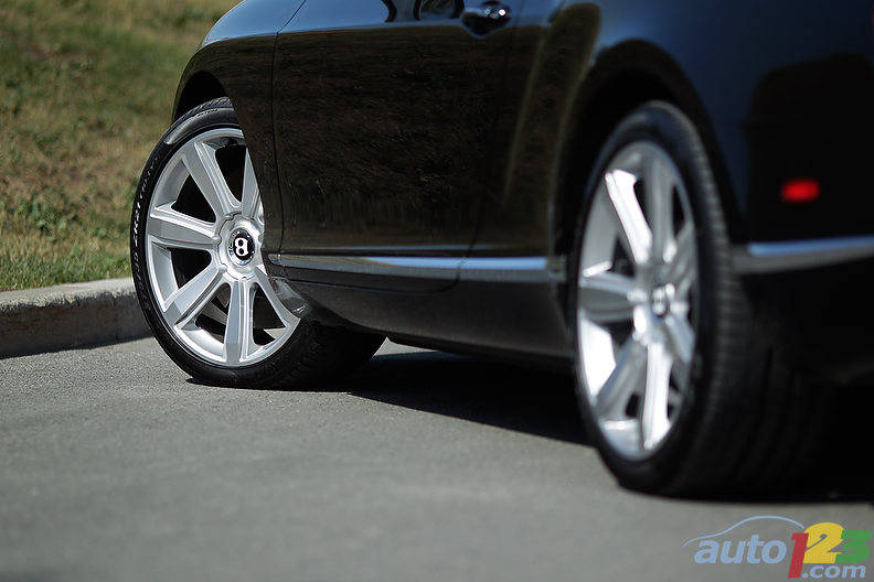 Boasting four-link double wishbones, self-levelling air suspension in the front and trapezoidal mutlilink, self-levelling air suspension in the rear, you can be sure this Bentley will stay planted to the road, no matter what. Photo: Sébastien D'Amour/Auto123.com