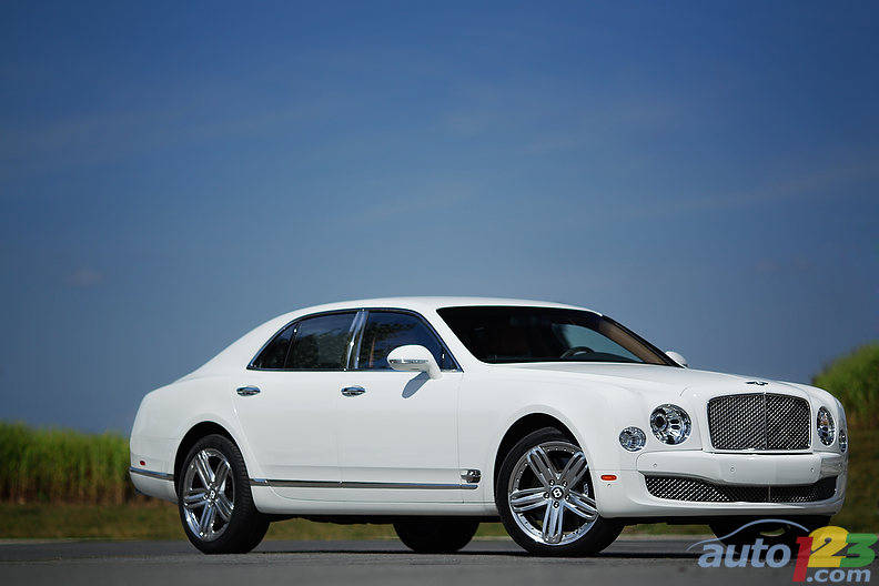 Les bateaux ont la cote. La Bentley Mulsanne 2012 mesure 5,6 mètres, et ça paraît. Le conducteur doit lui consacrer toute son attention.(Photo: Sébastien D'Amour/Auto123.com)