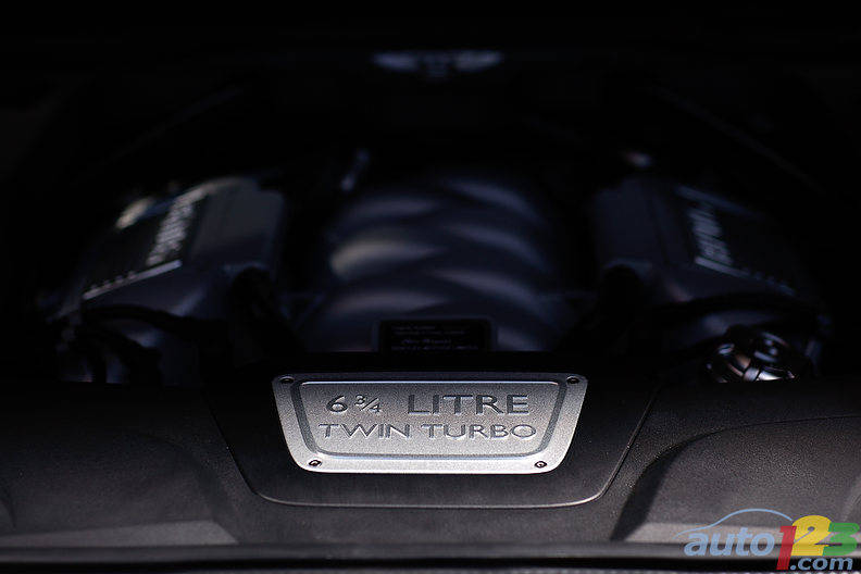 Une cylindrée de 6,75 litres suffit, à l'aide d'un turbocompresseur, pour déployer 505 ch. Un moteur ô combien suave, soit dit en passant. (Photo: Sébastien D'Amour/Auto123.com)