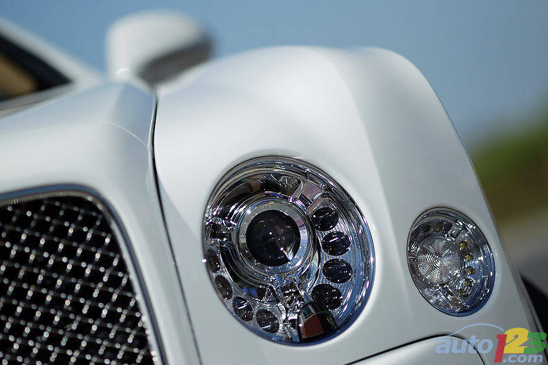 Les petits détails font toute la différence. Regardez attentivement, et vous apercevrez « Bentley Motors » épellé sur l'anneau chromé cernant le projecteur. (Photo: Sébastien D'Amour/Auto123.com)