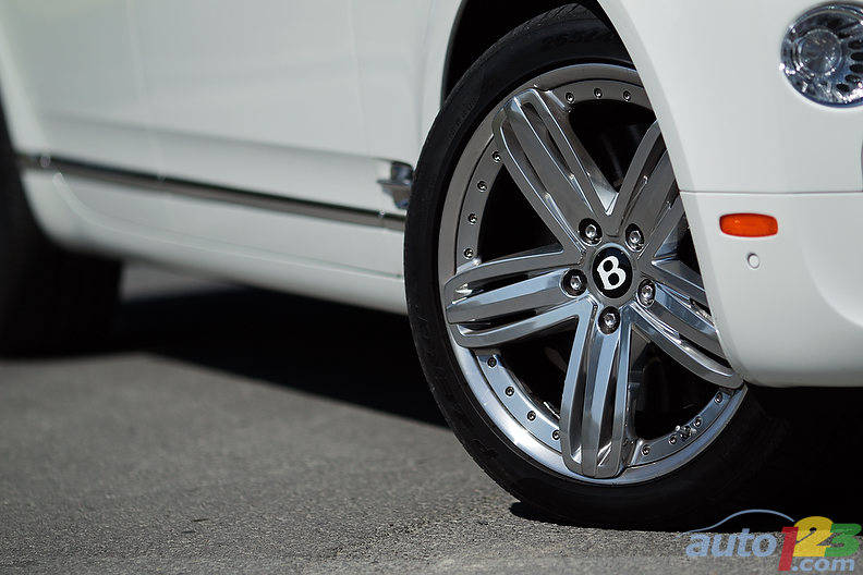 La Bentley Mulsanne 2012 se règle en hauteur. En remontant la suspension, on peut faire une entrée encore plus confortable et auguste. (Photo: Sébastien D'Amour/Auto123.com)