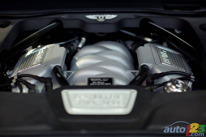 Un gros V8 comme celui-ci a soif. Si vous ne pouvez vous permettre 25 L/100 km et plus, il faudrait peut-être regarder dans un autre segment. (Photo: Sébastien D'Amour/Auto123.com)
