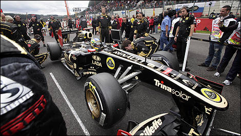The Gillette decals were applied on the front wings just before the start of the Belgian GP. (Photo: Renault)