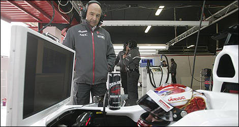 Peter Sauber looking at Kamui Kobayashi (Photo: WRi2)