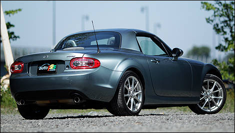 Mazda MX-5 Version Spéciale 2011 vue 3/4 arrière