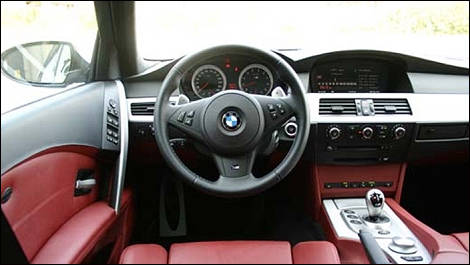 BMW M5 2006 intérieur