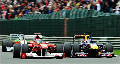 Mark Webber (Red Bull) overtakes Fernando Alonso (Ferrari) at Spa-Francorchamps. (Photo: WRi2)
