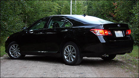 Lexus ES 350 2011 vue 3/4 arrière