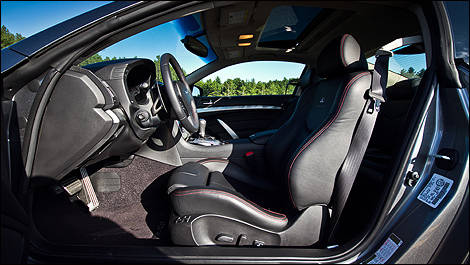 2011 Infiniti Coupé G IPL interior