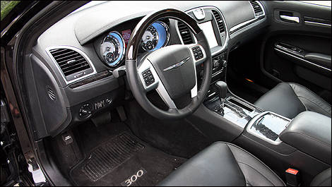 Chrysler 300C à TI 2011 intérieur