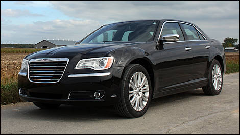2011 Chrysler 300C AWD front 3/4 view
