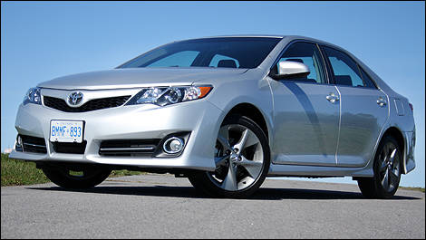 Toyota Camry 2012 vue 3/4 avant