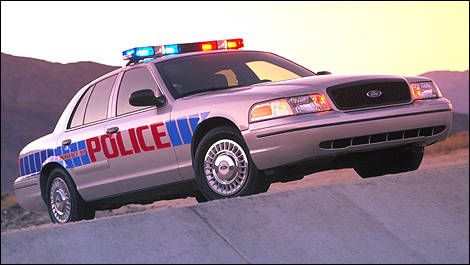 2003 Ford Crown Victoria Police front 3/4 view
