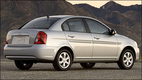 Hyundai Accent 2006 vue 3/4 arrière