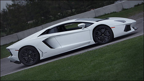 Lamborghini Aventador 2012 vue côté droit