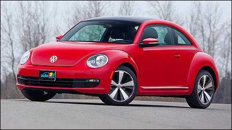 2012 Volkswagen Beetle Premiere+ front 3/4 view