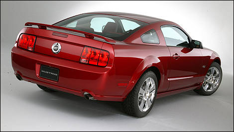 2005 Ford Mustang GT rear 3/4 view