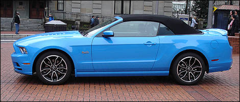 Ford Mustang 2013 vue côté gauche