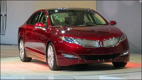 2013 Lincoln MKZ front 3/4 view