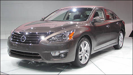2013 Nissan Altima front 3/4 view