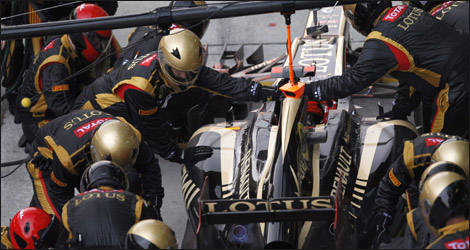 Lotus mechanics at work (Photo: Lotus F1 Team/Facebook)