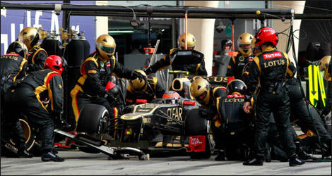 Lotus mechanics at work (Photo: Lotus F1 Team/Facebook)