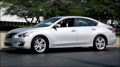 2013 Nissan Altima left side view