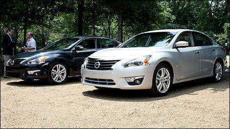 2013 Nissan Altima front 3/4 view
