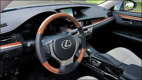 2013 Lexus ES 300h dashboar