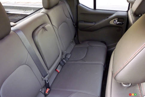 سيارات نيسان Nissan Frontier Pro-4X Nissan-Frontier-2012_010.jpg?scale=484x363
