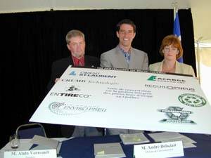 Le ministre de l'Environnement, André Boisclair (c.), lors de la conférence de presse, en compagnie du président de Recyc-Québec, Alain Verreault (g.), et du porte-parole de Recyc-Québec.