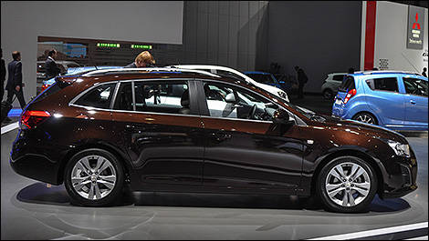 Chevrolet Cruze wagon side view