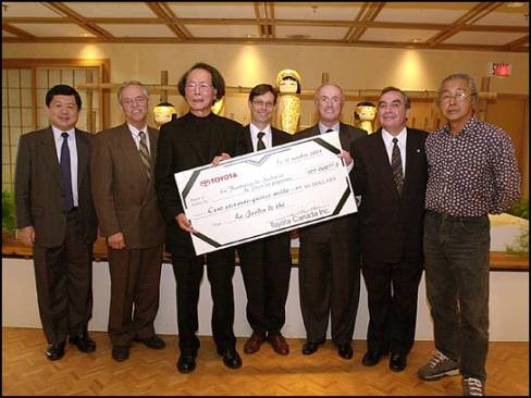 De gauche à droite : M. Tetsuo Shioguchi, Consul général du Japon à Montréal; M. Maurice Beauchamp, représentant pour le bureau du Maire (Médiateur à la ville de Montréal); M. Yoshio Nakatani, Président de Toyota Canada; M. Jean-Jacques Lincourt, Directeur du Jardin botanique de Montréal; M. Normand E. Hébert, Président de la campagne de financement de la fondation du jardin et du pavillon japonais; M. Claude Gagné, Président de la fondation du jardin et du pavillon japonais; M. Tom Torizukaa, conseiller pour la réalisation du jardin de thé.