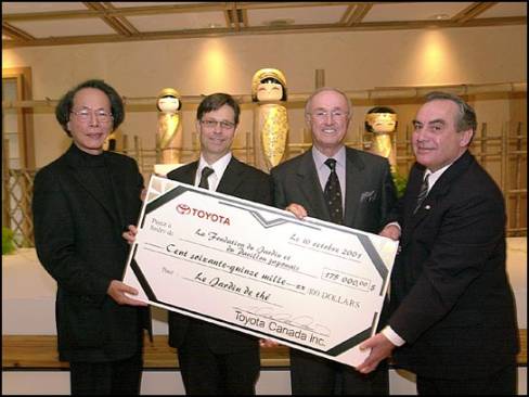 De gauche à droite : M. Yoshio Nakatani, Président de Toyota Canada; M. Jean-Jacques Lincourt, Directeur du Jardin botanique de Montréal; M. Normand E. Hébert, Président de la campagne de financement de la fondation du jardin et du pavillon japonais; M. Claude Gagné, Président de la fondation du jardin et du pavillon japonais